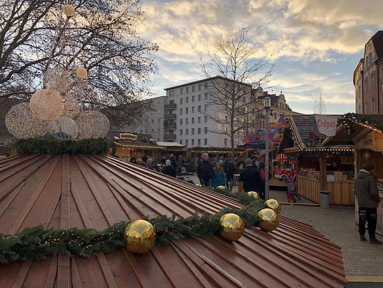 Markant: der Brunnen wurde mit großen goldenen Weihnachtskugeln und einem Berg leuchtender Kugeln an der Spitze dekoriert (©ªFoto: Martin Schmitz)